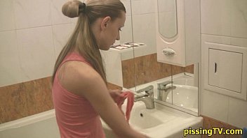 Horny Babe Releases Her Golden Nectar On The Porcelain Throne