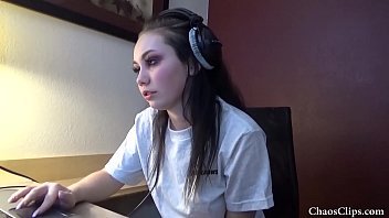 Die 18-jährige Lenna Lux Masturbiert In Kopfhörern