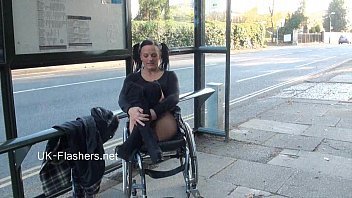 Paraprincess Outdoor Exhibitionismus Und Blinkende Rollstuhlgebundene Babe Zeigen